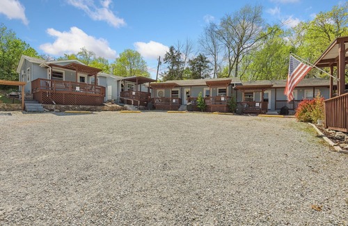 Diamond City Cabin | 1bd/1bath cabin with beautiful views of Bull Shoals Lake.