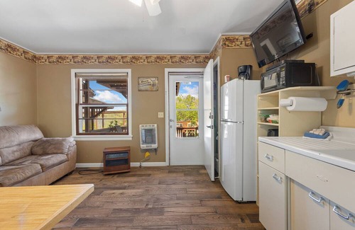 Diamond City Cabin | 1bd/1bath cabin with beautiful views of Bull Shoals Lake.