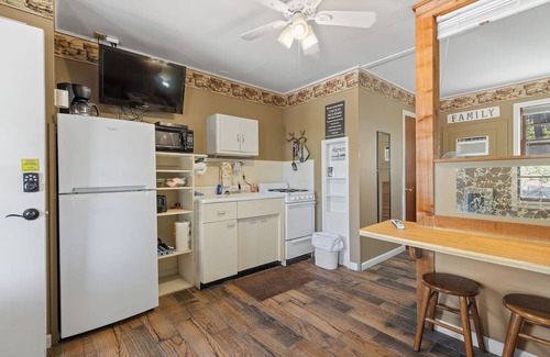 Diamond City Cabin | 1bd/1bath cabin with beautiful views of Bull Shoals Lake.