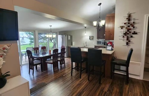 Noyan Ski Chalet | Le Petit Sunset Cottage au Bord du Lac