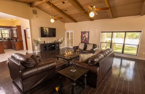Fairvilla Apartment | Spacious Luxury Estate – Pool, Jacuzzi & Horses