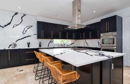 Dania Beach Apartment | 5000sf Luxury Mansion | Pool & Game Room