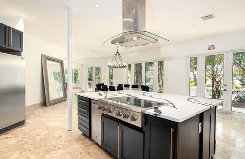 Dania Beach Apartment | 5000sf Luxury Mansion | Pool & Game Room