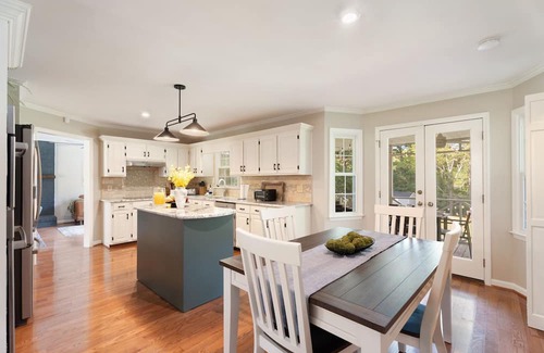 Clayton House | Clayton's Pickle - Enjoy Pickleball, Hot Tub, Fire Pit, 3 King Beds, Hammocks