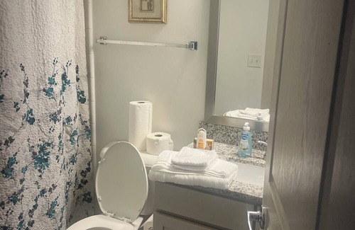 Lebanon Apartment | Cozy Apartment 2bd 2ba with balcony. Washer and dryer included. Full kitchen.