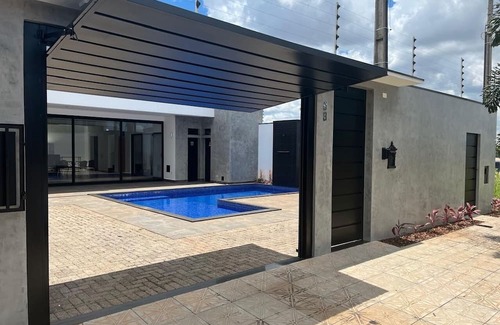 Maringa House | Day Use or Overnight Stay Cozy House with Pool and Jacuzzi
