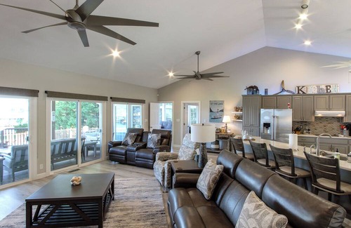 Cross Hill House | Lakehouse Landing - Hot tub + Outdoor Kitchen + Stunning sunsets