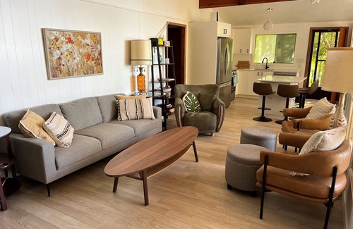 Delta Cottage | Beautifully renovated 3 bedroom lakeside cottage
