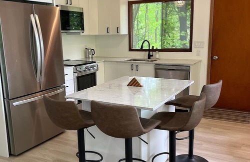 Delta Cottage | Beautifully renovated 3 bedroom lakeside cottage