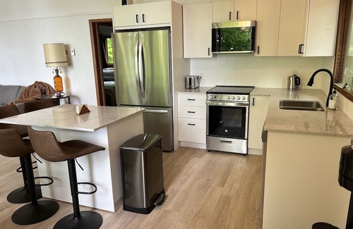 Delta Cottage | Beautifully renovated 3 bedroom lakeside cottage
