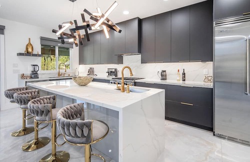 Seven Hills House | Luxurious Home: Pool, Gym, Cinema, & More