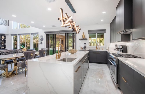 Seven Hills House | Luxurious Home: Pool, Gym, Cinema, & More
