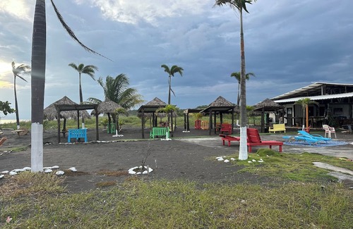 Cerro Plano Villa | Sunset views with Macaws in the jungle in beautiful Bajamar