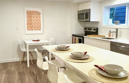Kitsilano House | Guest suite in Kitsilano - Walking distance to beaches & shops.
