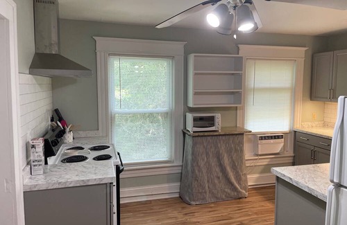 Lexington Apartment | Charming 2-bedroom apartment with short walk to downtown and Universities