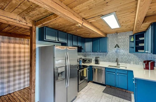 Cartersville Cabin | Welcoming Cabin near Lake Point Sports in Cartersville-Sleeps 9