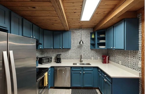 Cartersville Cabin | Welcoming Cabin near Lake Point Sports in Cartersville-Sleeps 9