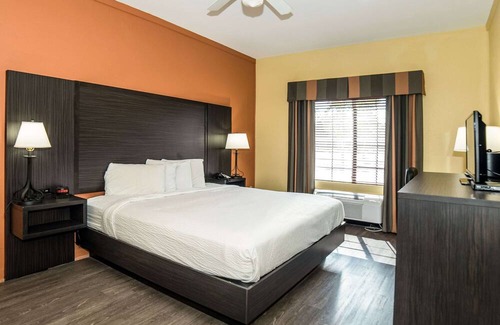 Crawfordville Hotel | Accessible 1 King Bed Easy Access & Comfort at Wildwood Inn