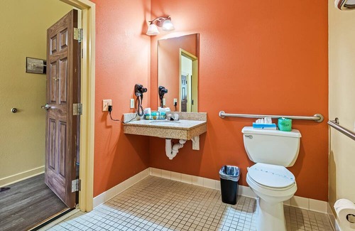 Crawfordville Hotel | Accessible 1 King Bed Easy Access & Comfort at Wildwood Inn