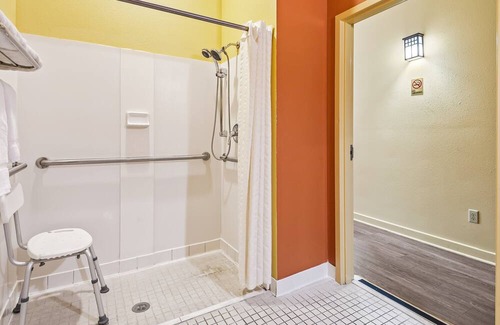 Crawfordville Hotel | Accessible 1 King Bed Easy Access & Comfort at Wildwood Inn