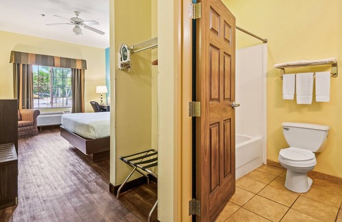 Crawfordville Hotel | Spacious King Suite with Sofa Sleeper – Comfort & Flexibility - Wildwood Inn