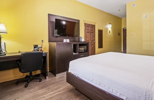 Crawfordville Hotel | Relax in Style: King Bed Non-Smoking Room at Wildwood Inn