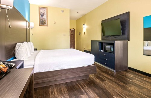 Crawfordville Hotel | King Bed Non-Smoking Pet-Friendly – Comfort & Convenience at Wildwood Inn