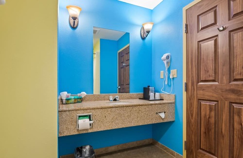 Crawfordville Hotel | Spacious Comfort for Groups – 2 Queen Beds + Sleeper Sofa at Wildwood Inn
