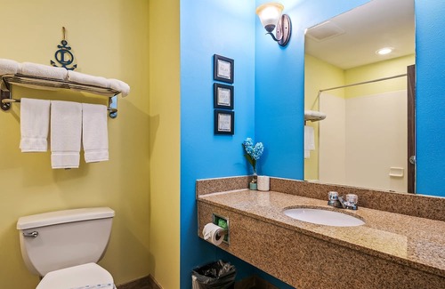 Crawfordville Hotel | Spacious Comfort for Groups – 2 Queen Beds + Sleeper Sofa at Wildwood Inn
