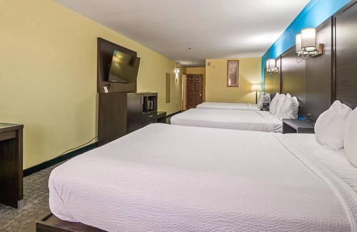 Crawfordville Hotel | Spacious Comfort for Groups or Families – 3 Queens, Non-Smoking at Wildwood Inn