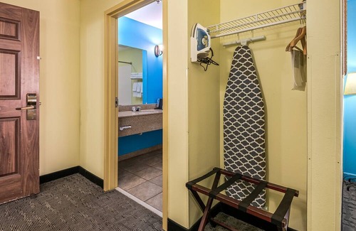 Crawfordville Hotel | Spacious Comfort for Groups or Families – 3 Queens, Non-Smoking at Wildwood Inn