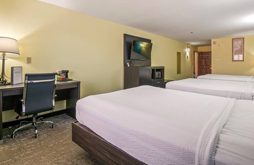 Crawfordville Hotel | Spacious Comfort for Groups or Families – 3 Queens, Non-Smoking at Wildwood Inn