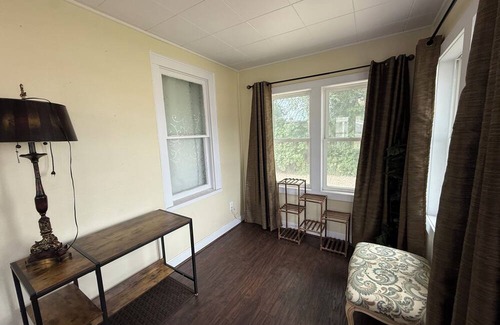 Harvey House | Charming 2-bedroom house in picturesque Harvey with AC