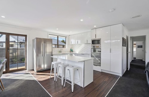 Lowburn House | Antimony Retreat - Cromwell Holiday Home