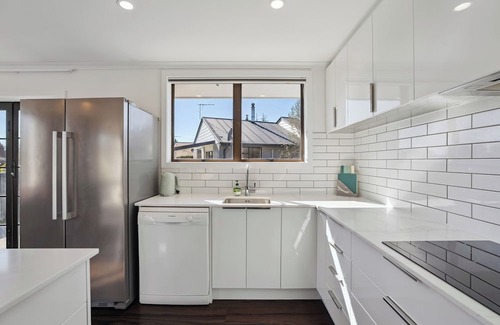 Lowburn House | Antimony Retreat - Cromwell Holiday Home