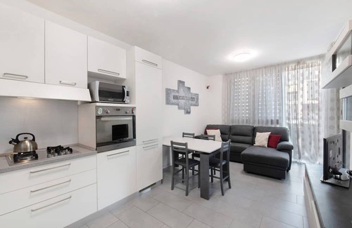 Albate Apartment | Apartment 'Easy Como Stay Con Parcheggio' with Shared Terrace, Wi-Fi and Air Conditioning