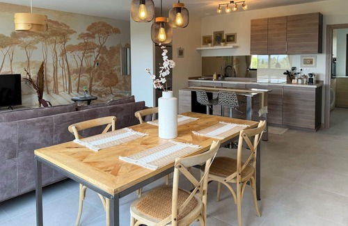 Villeneuve-les-Bouloc Apartment | Modern and Cozy Apartment with Private Pool