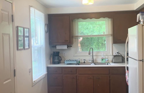 Brimfield Cottage | Pet friendly Charming Lake-Access 2-bedroom Cottage with channel pier, fenced