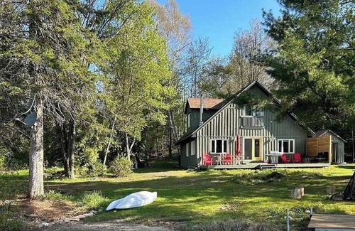 Machar Cottage | Crystal Haven Lake House tranquility found with this 3 bdrm plus bunkie retreat