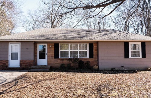 Ada House | Indie vibe fire pit 3 BR minutes to ECU