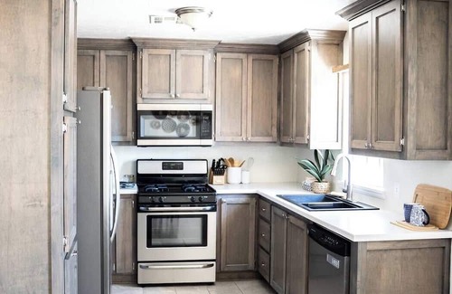 Ada House | Indie vibe fire pit 3 BR minutes to ECU