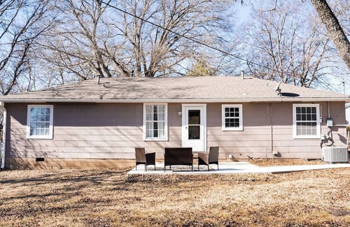 Ada House | Indie vibe fire pit 3 BR minutes to ECU