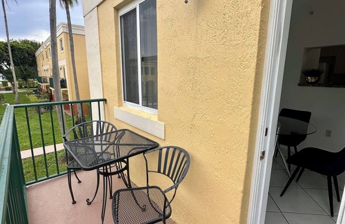 The Crossings Condo | Beautiful 2/2.5 Condo w/free parking fast WiFi