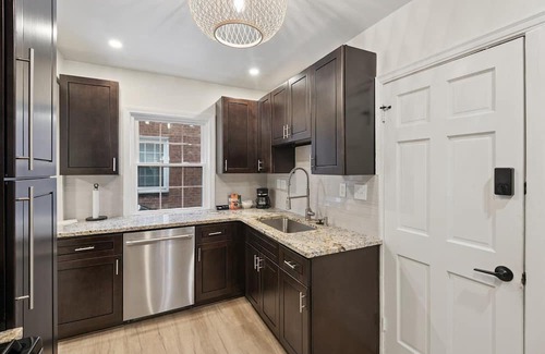 Shaker Heights Apartment | Enjoyable 2 bedroom 1 bathroom in Shaker Heights near universities and hospitals