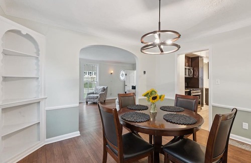 Shaker Heights Apartment | Enjoyable 2 bedroom 1 bathroom in Shaker Heights near universities and hospitals