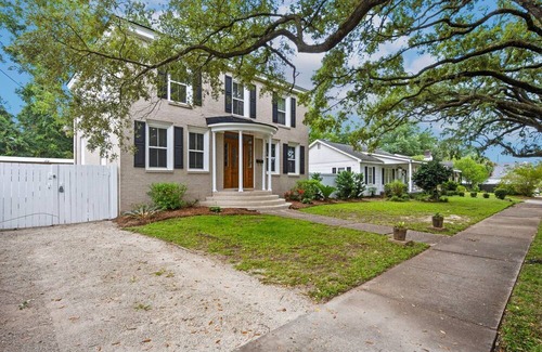 Georgetown House | 4BR pet-friendly 105 year old home in historic Downtown Georgetown. Oak-lined streets.