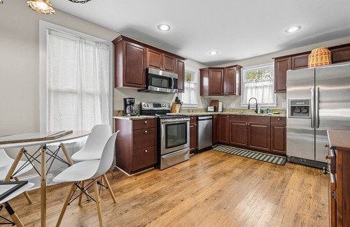 Georgetown House | 4BR pet-friendly 105 year old home in historic Downtown Georgetown. Oak-lined streets.