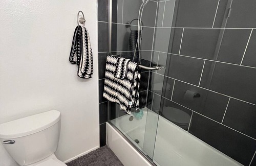 Newhall Condo | Charming Room and a 3-bedroom condo w. Private bathroom Santa Clarita/Art Studio