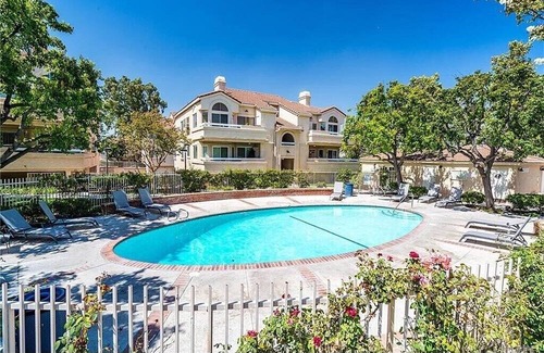 Newhall Condo | Charming Room and a 3-bedroom condo w. Private bathroom Santa Clarita/Art Studio