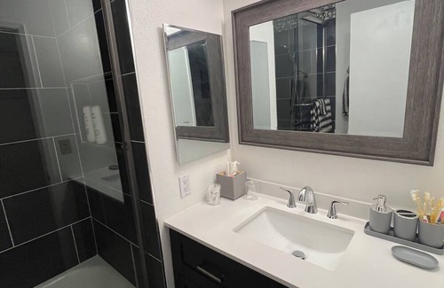 Newhall Condo | Charming Room and a 3-bedroom condo w. Private bathroom Santa Clarita/Art Studio